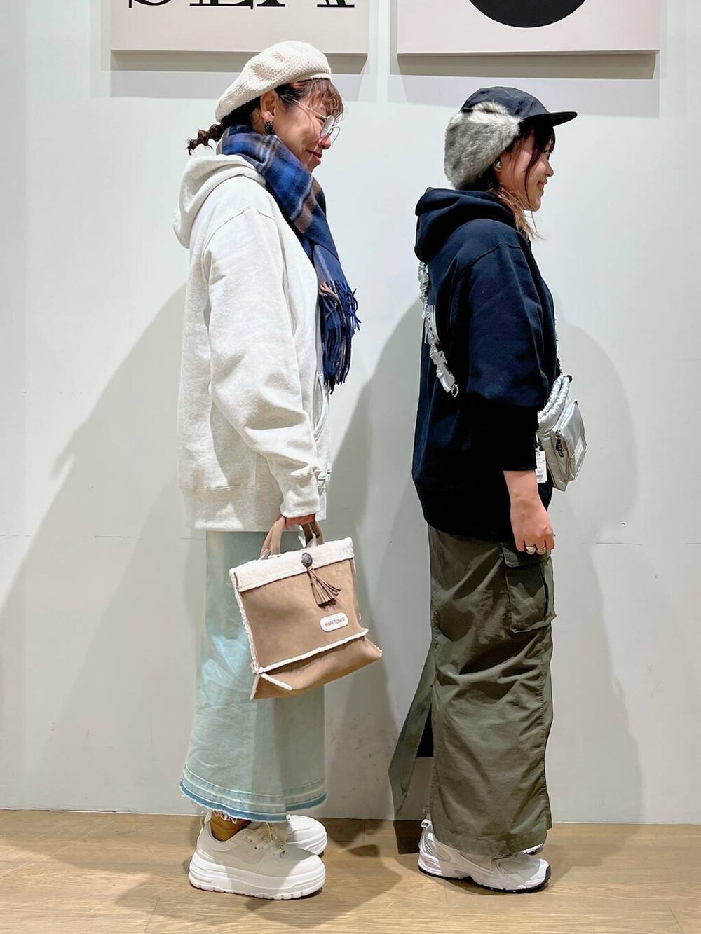 「着痩せ・細見え、差し色コーデ、体型カバー、休日コーデ、ママコーデ、女子会、ゆったり、ヘルシー、BAYFLOW、デートコーデ、スポーティ」｜「BAYFLOWの【スタッフ企画】デニムスカート／YOU are YOU（デニムスカート、ブルー系）」を使った、akariさん（骨格ストレート・レディース・161cm）の秋コーディネートの4枚目の写真