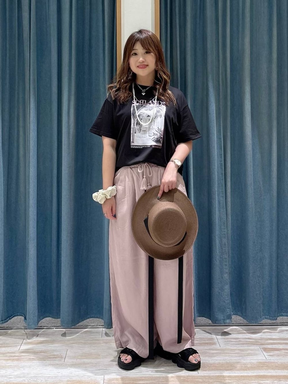 パープル系のその他パンツ、ブラック系のTシャツ/カットソー、その他のネックレスを着用したレディースの春コーディネートの4枚目の写真