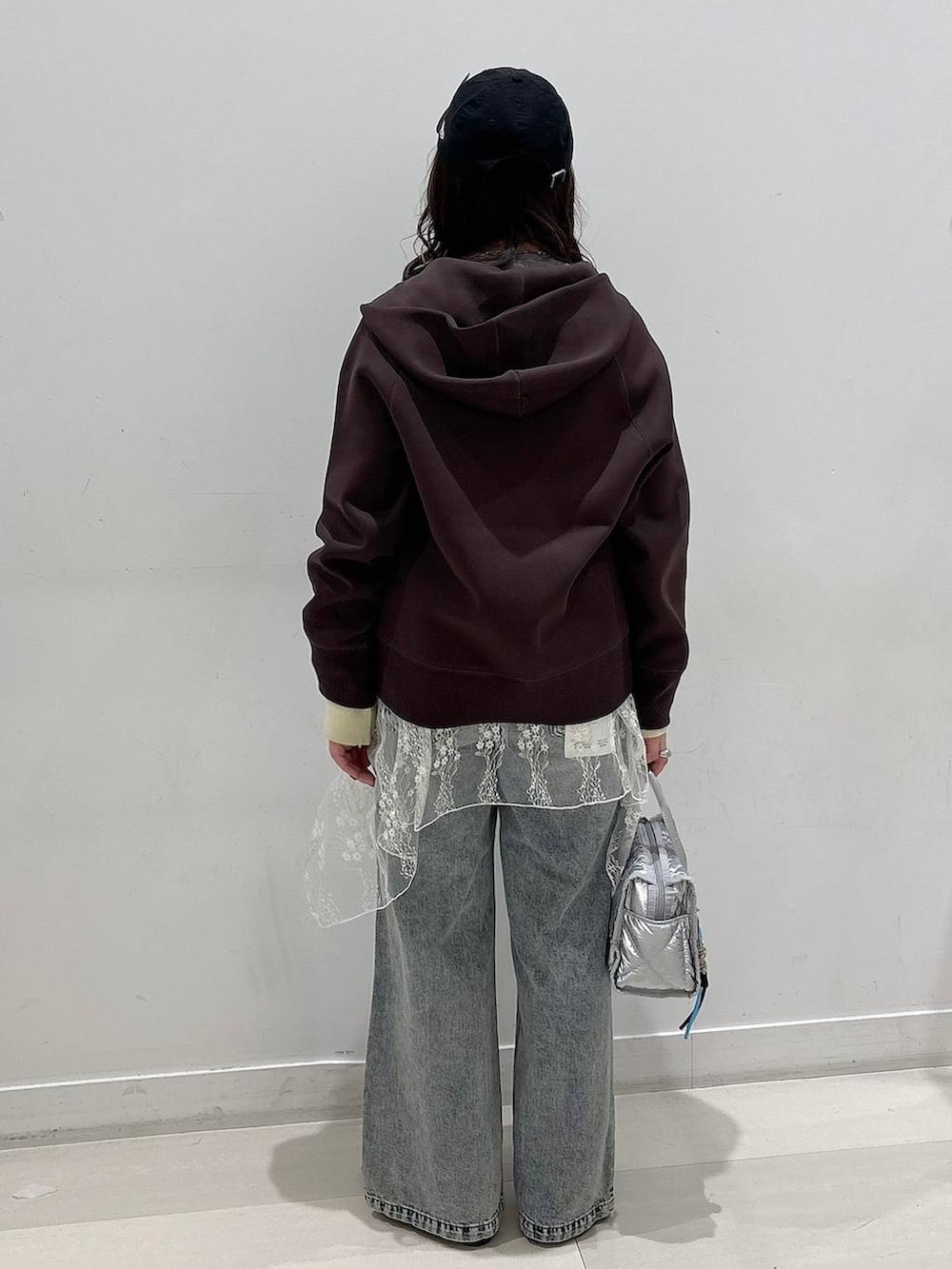 その他のパンプス、シルバー系のボストンバッグ、ブラウン系のパーカーを着用したレディースの冬コーディネートの3枚目の写真