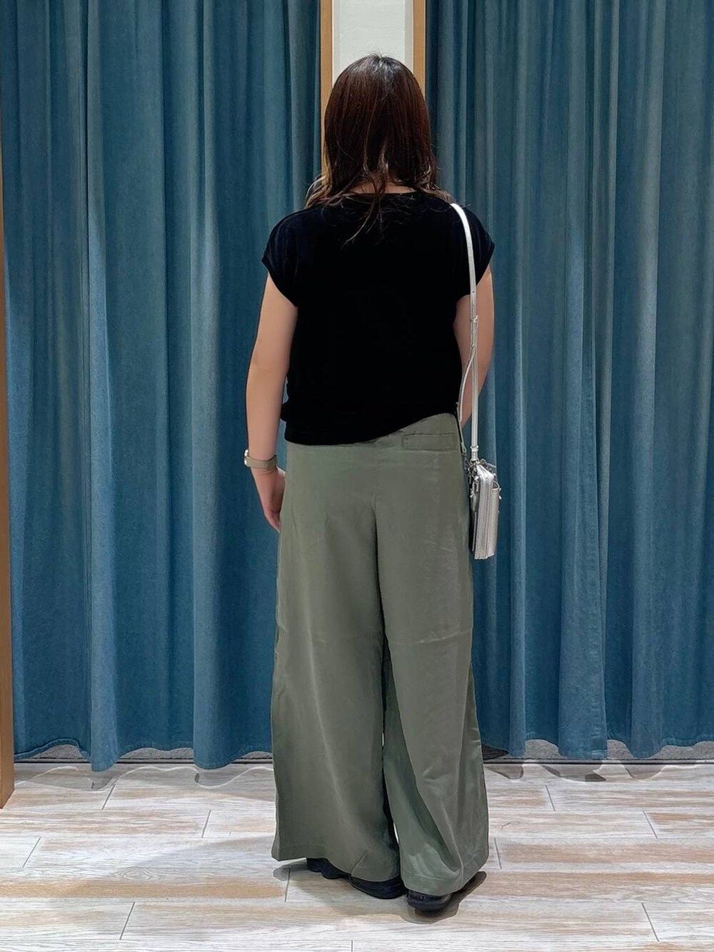 グリーン系のその他パンツ、ブラック系のTシャツ/カットソー、シルバー系の財布を着用したレディースの夏コーディネートの3枚目の写真