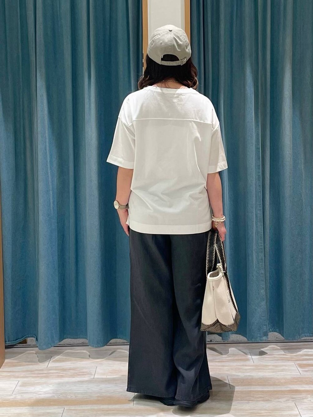 ベージュ系のトートバッグ、ブラック系のサンダル、ブラック系のその他パンツを着用したレディースの春コーディネートの3枚目の写真