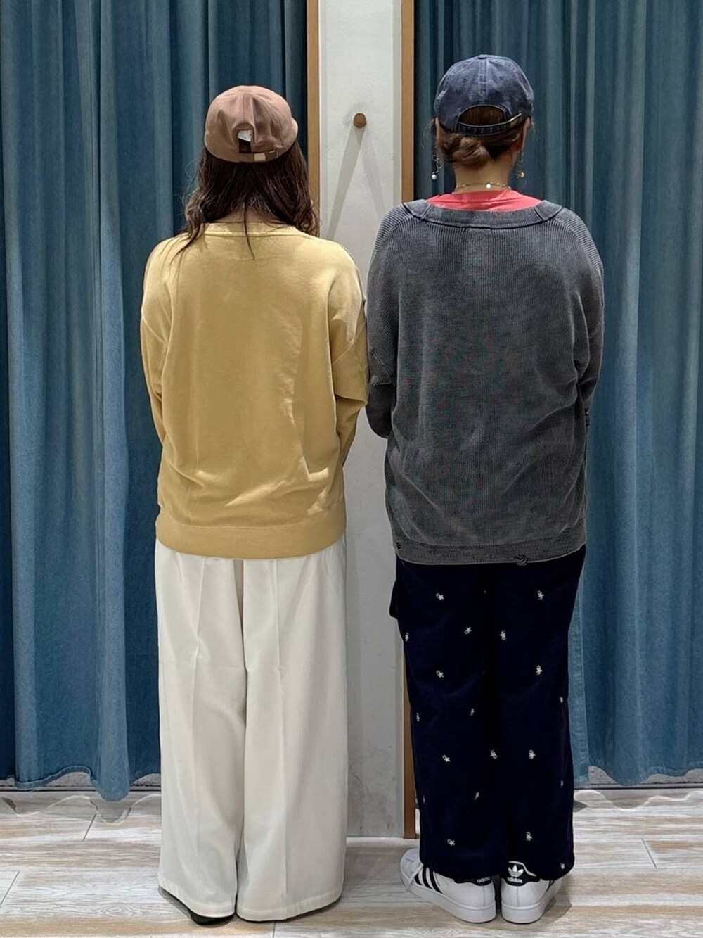 ホワイト系のその他シューズ、ベージュ系のその他パンツ、ブルー系のその他パンツを着用したレディースの秋コーディネートの3枚目の写真