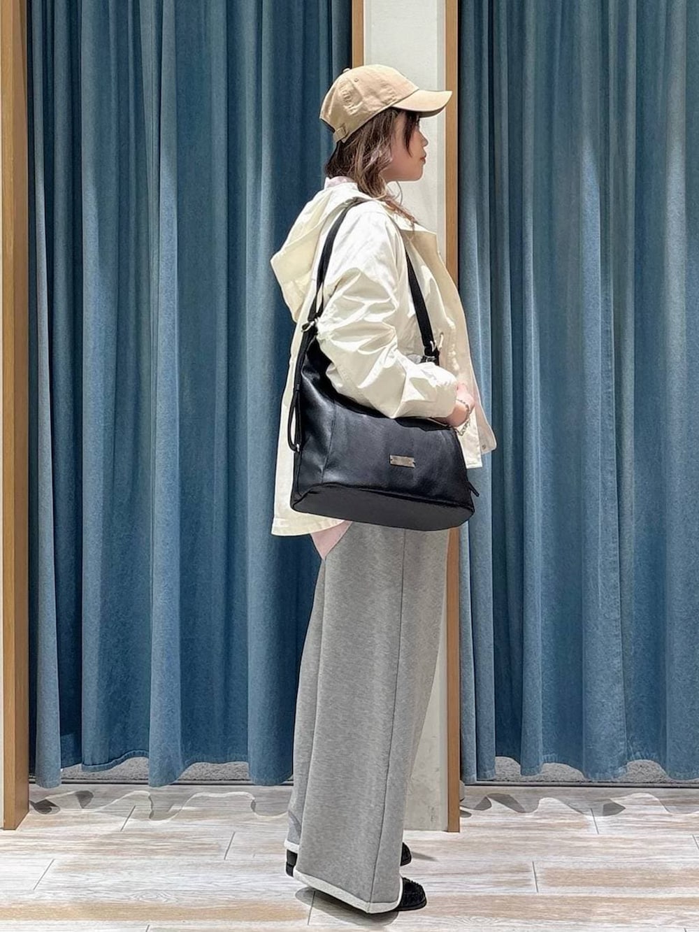 ピンク系のシャツ/ブラウス、ホワイト系のマウンテンパーカー、ブラック系のローファーを着用したレディースの春コーディネートの2枚目の写真