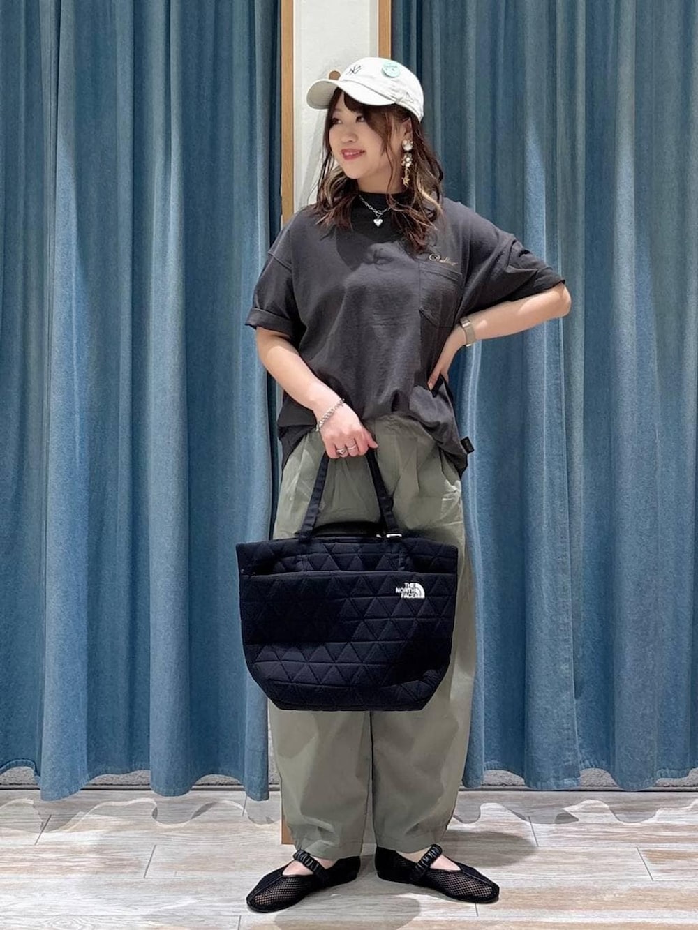 グリーン系のその他パンツ、グレー系のTシャツ/カットソー、ブラック系のパンプスを着用したレディースの春コーディネートの2枚目の写真