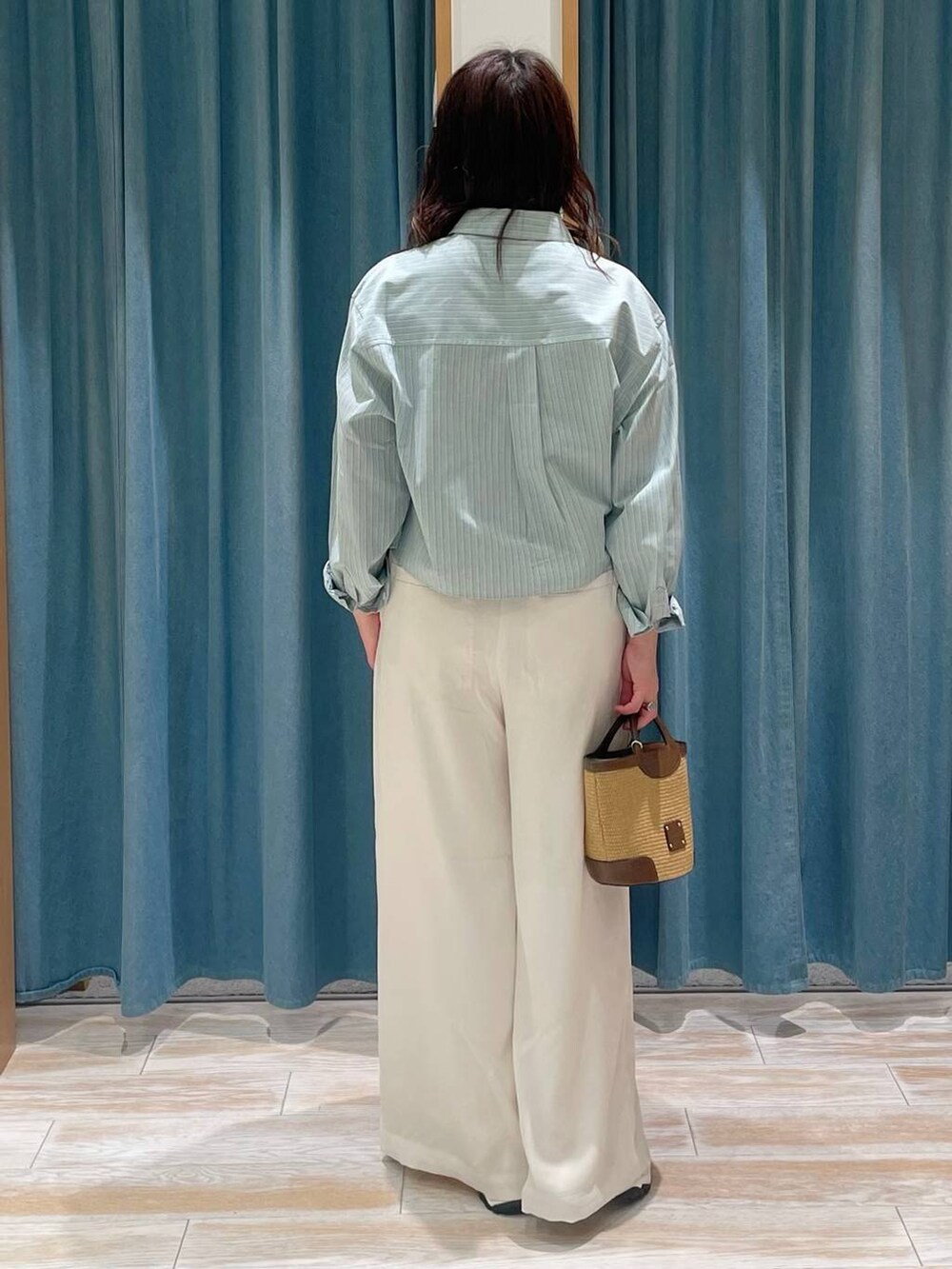 ホワイト系のその他パンツ、ホワイト系のサンダル、ブラウン系のショルダーバッグを着用したレディースの春コーディネートの3枚目の写真