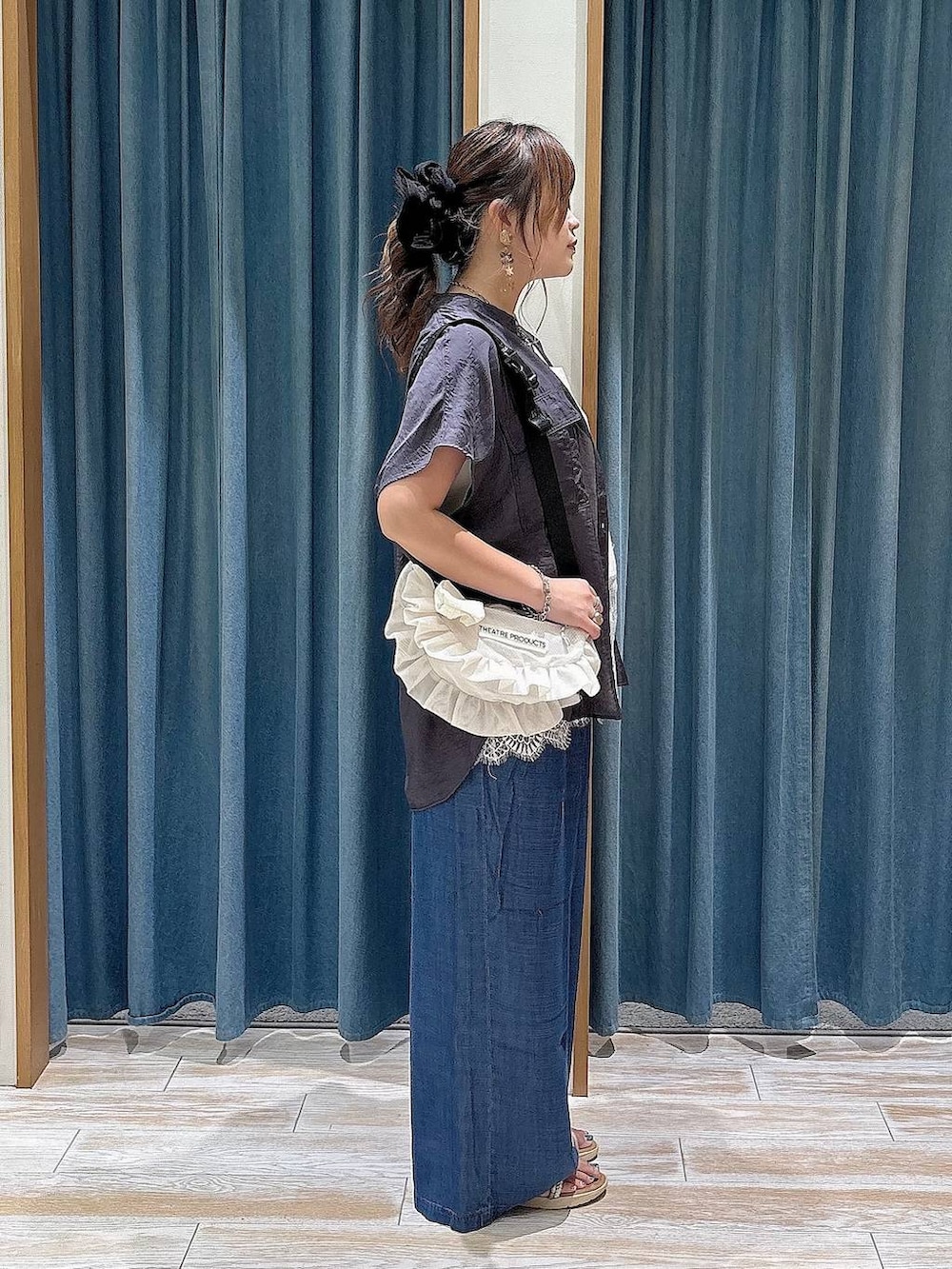 ブルー系のデニムパンツ、グレー系のシャツ/ブラウス、シルバー系のサンダルを着用したレディースの夏コーディネートの2枚目の写真