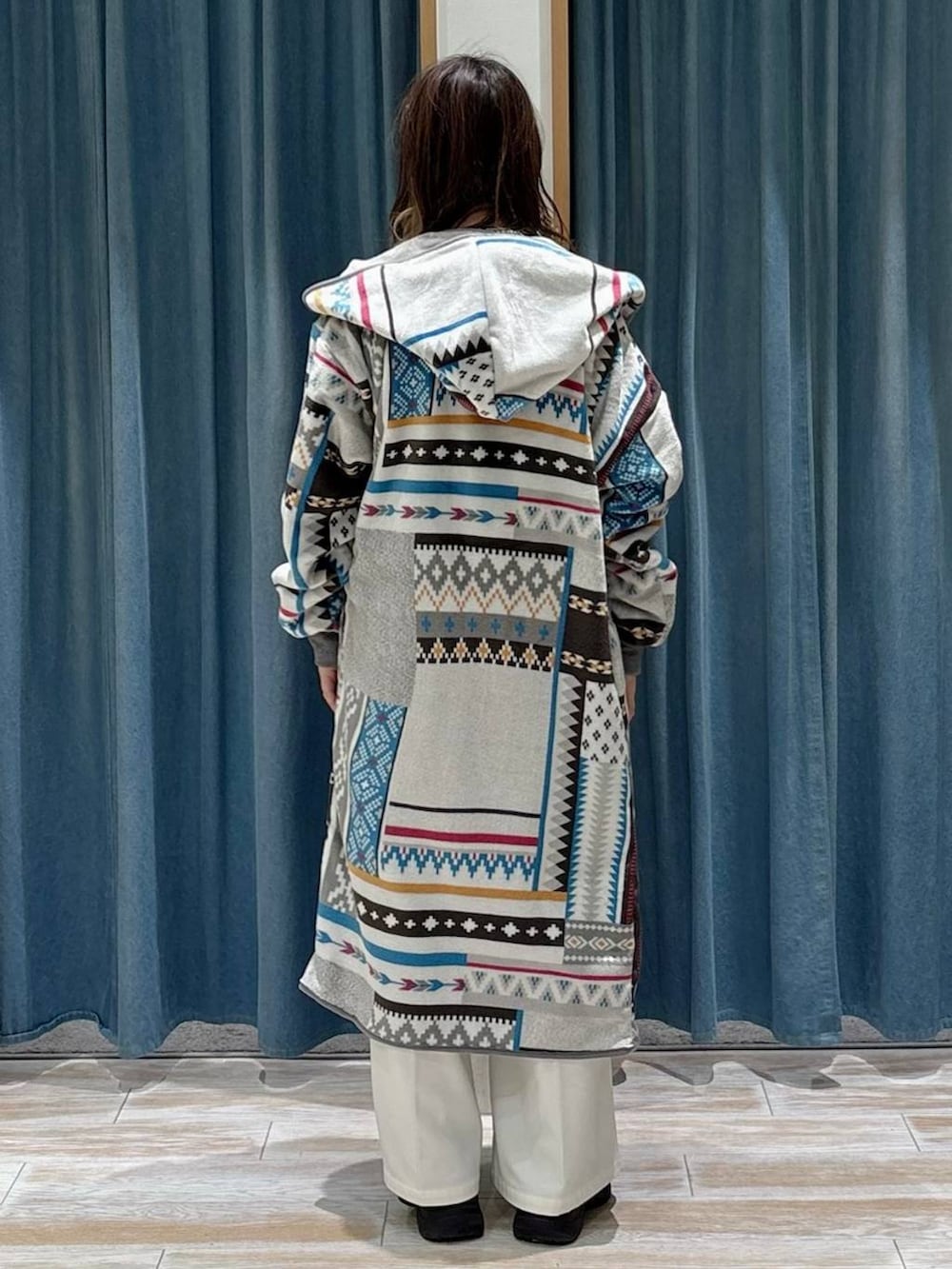 ベージュ系のその他パンツ、ブラック系のニット/セーター、ブラック系のブーツを着用したレディースの秋コーディネートの3枚目の写真