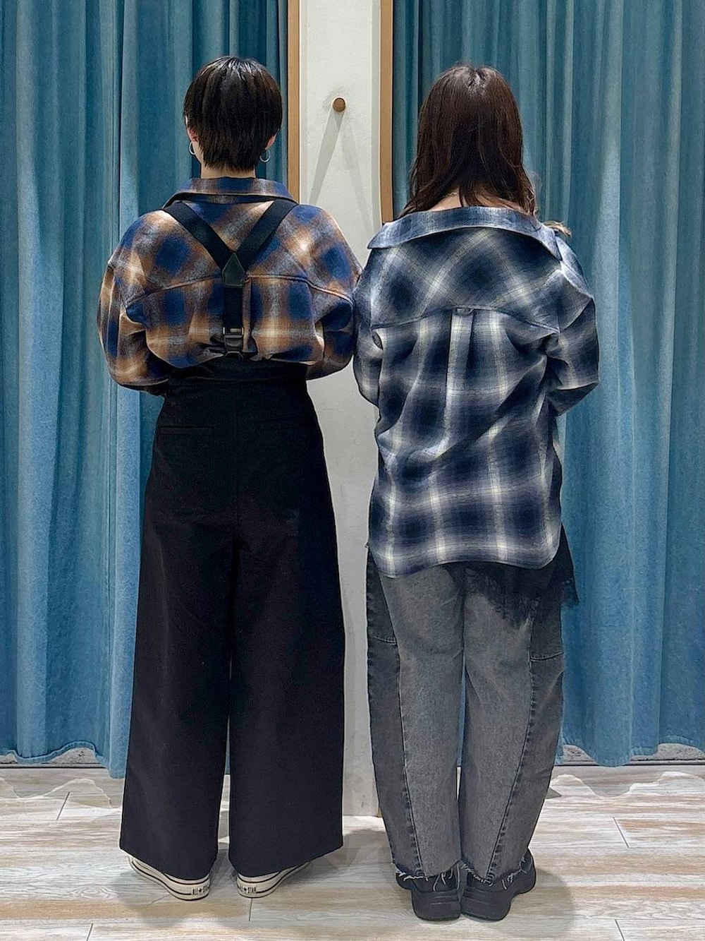 ベージュ系のハンドバッグ、ブラック系のハンドバッグ、ブラック系のデニムパンツを着用したレディースの冬コーディネートの3枚目の写真