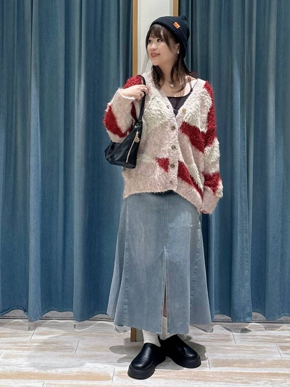 ブラック系のキャミソール、ブラック系のサンダル、ブラック系のハンドバッグを着用したレディースの秋コーディネートの4枚目の写真