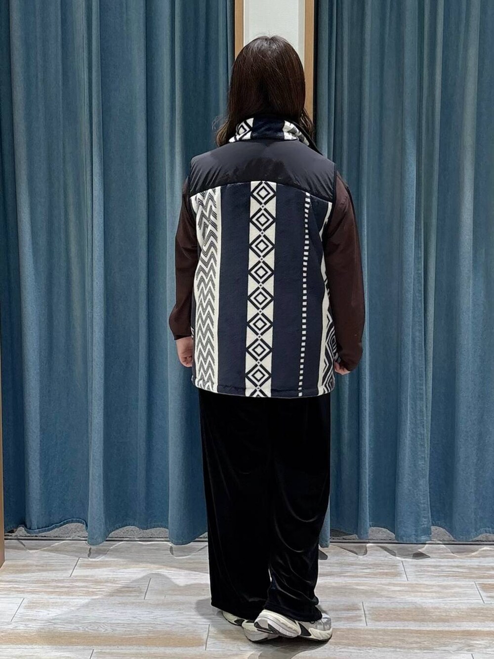 ブラウン系のTシャツ/カットソー、ブラック系のその他パンツ、ブラック系のブランケットを着用したレディースの秋コーディネートの3枚目の写真