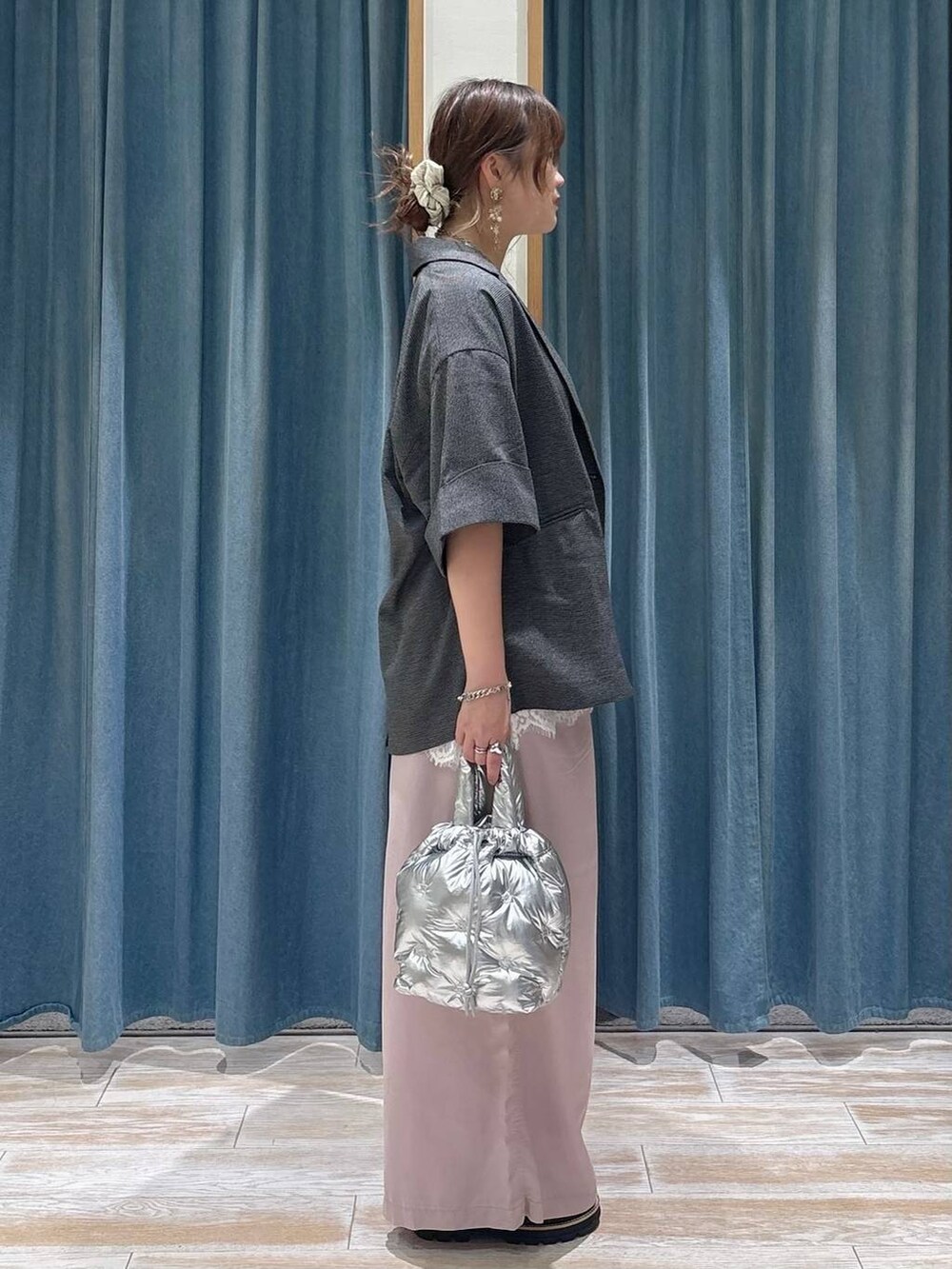 パープル系のその他パンツ、シルバー系のショルダーバッグ、ブラック系のサンダルを着用したレディースの春コーディネートの2枚目の写真