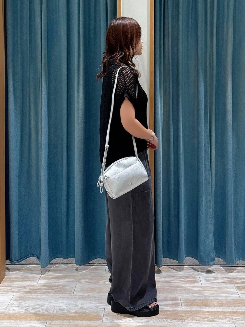 ブラック系のタンクトップ、ブラック系のその他パンツ、シルバー系のショルダーバッグを着用したレディースの夏コーディネートの2枚目の写真