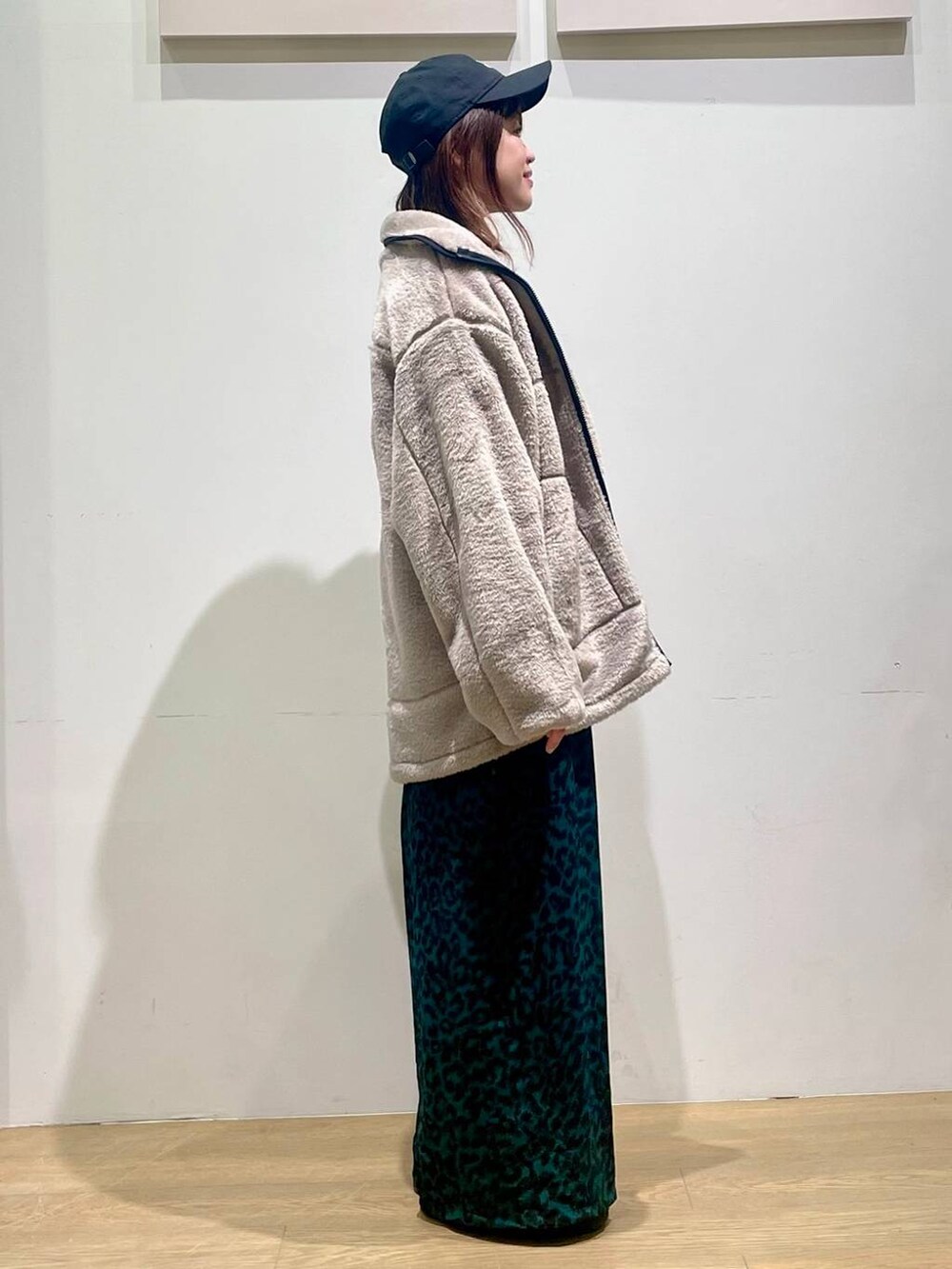 ベージュ系のブルゾン、グレー系のTシャツ/カットソー、グリーン系のその他パンツを着用したレディースの秋コーディネートの2枚目の写真