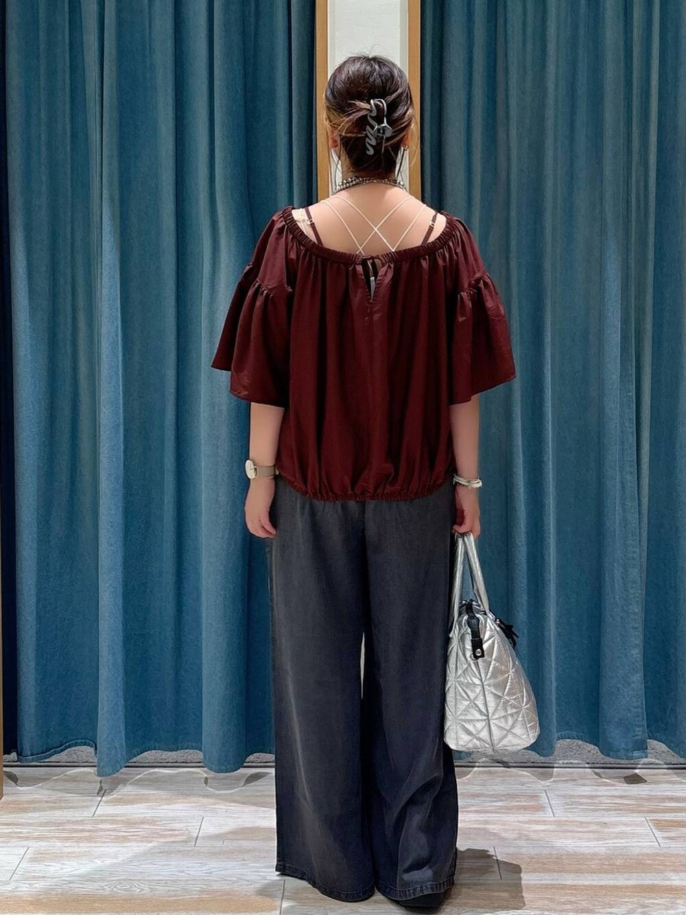 ブラック系のその他パンツ、ブラウン系のシャツ/ブラウス、ブラック系のサンダルを着用したレディースの夏コーディネートの3枚目の写真