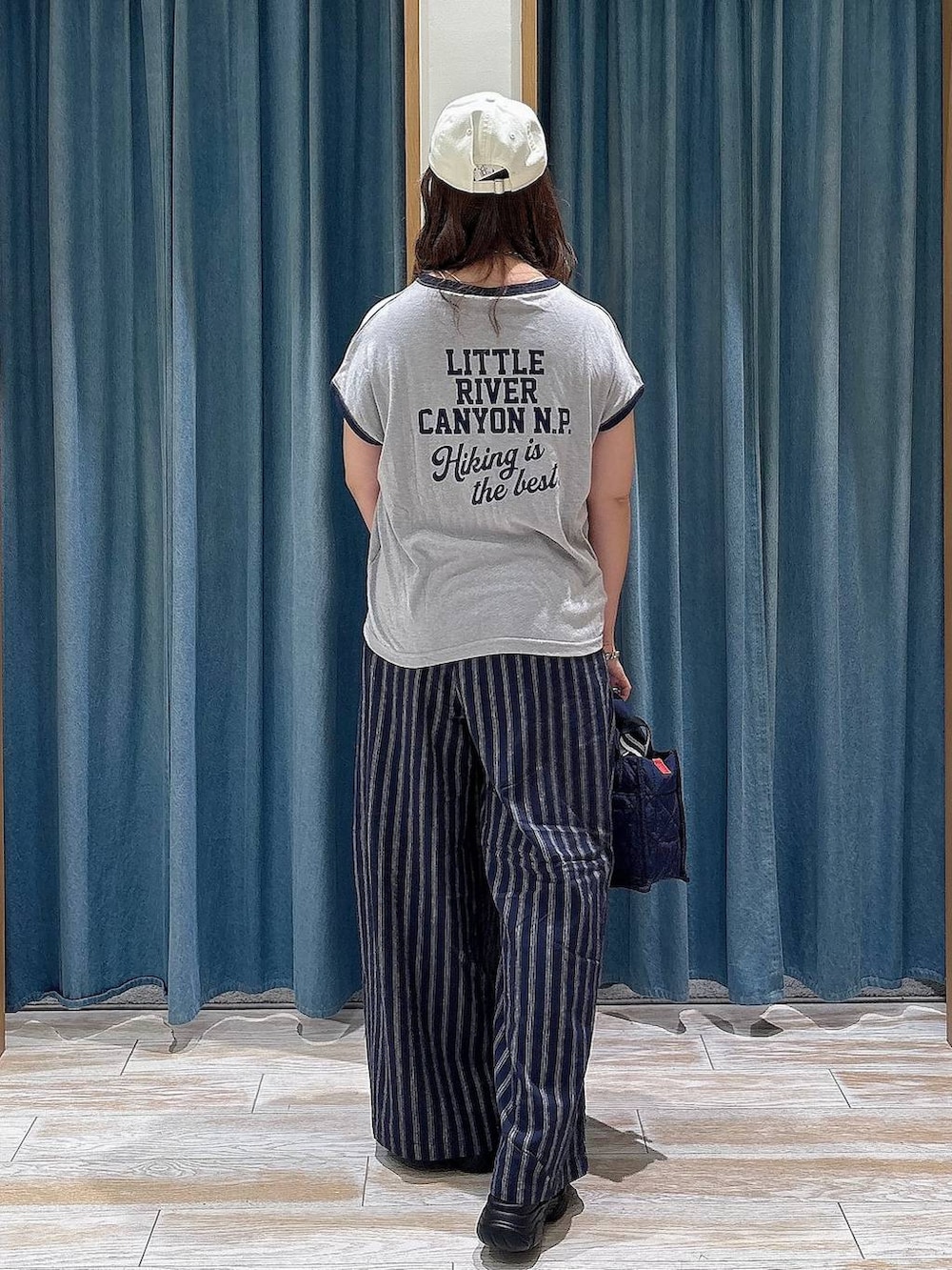 ブルー系のショルダーバッグ、ブルー系のその他パンツ、ブラック系のサンダルを着用したレディースの夏コーディネートの3枚目の写真