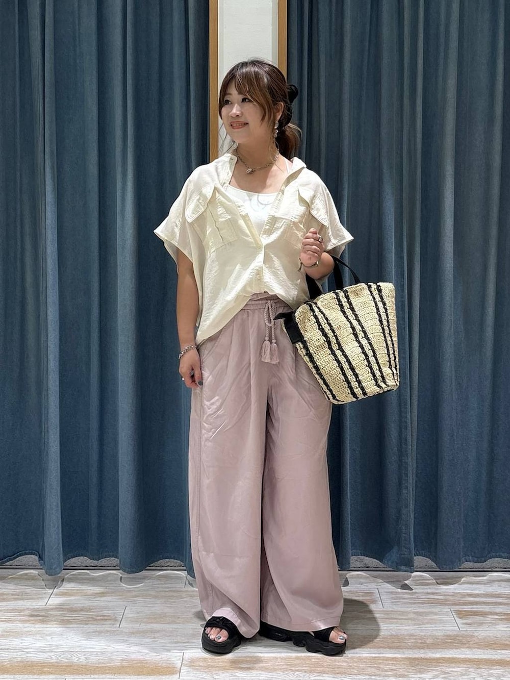 パープル系のその他パンツ、ホワイト系のシャツ/ブラウス、ベージュ系のトートバッグを着用したレディースの夏コーディネートの4枚目の写真