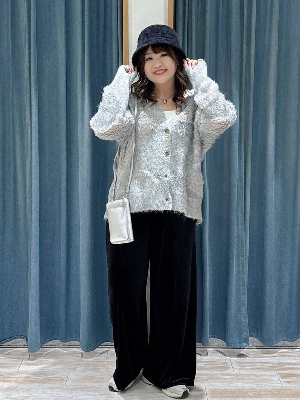 ブラック系のその他パンツ、グレー系のカーディガン/ボレロ、シルバー系の財布を着用したレディースの秋コーディネートの4枚目の写真