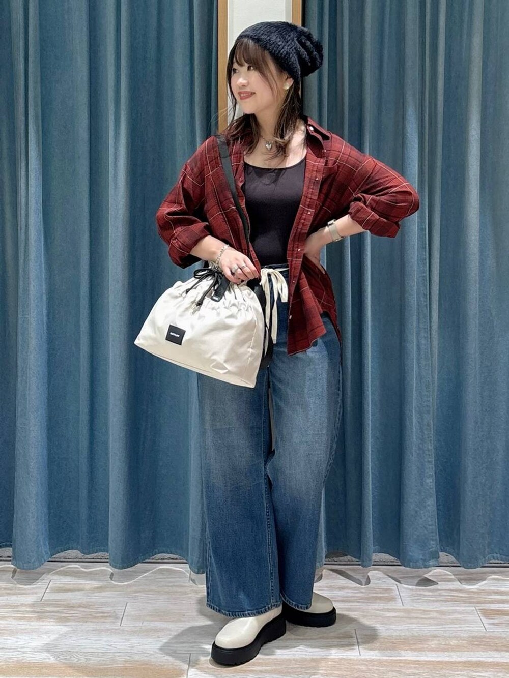 ブラック系のキャミソール、ホワイト系のトートバッグ、レッド系のシャツ/ブラウスを着用したレディースの秋コーディネートの4枚目の写真