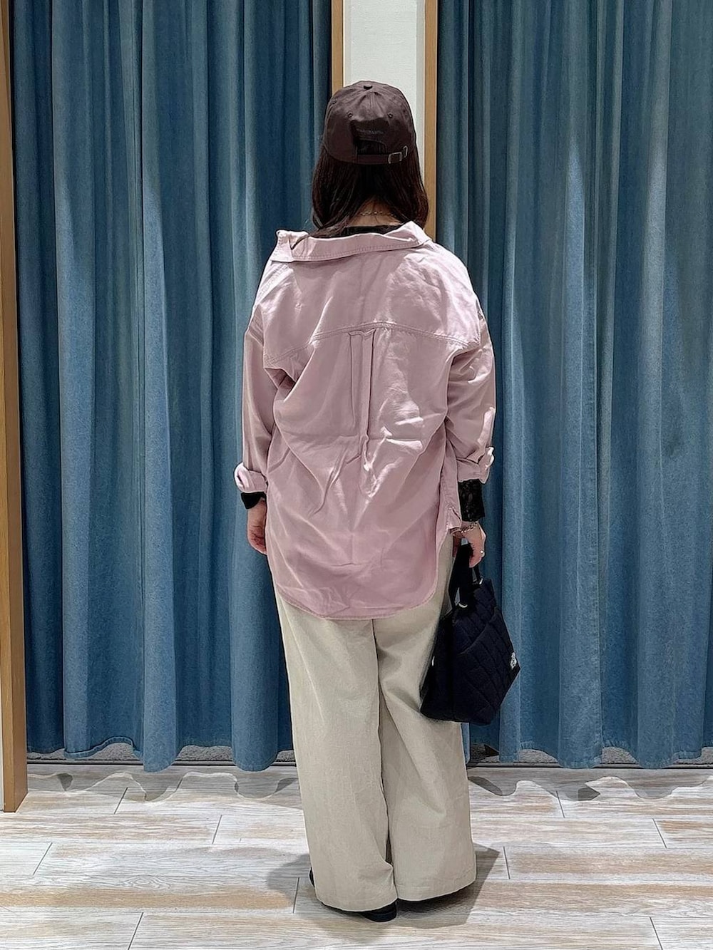 ブラック系のTシャツ/カットソー、ベージュ系のトートバッグ、ピンク系のシャツ/ブラウスを着用したレディースの冬コーディネートの3枚目の写真