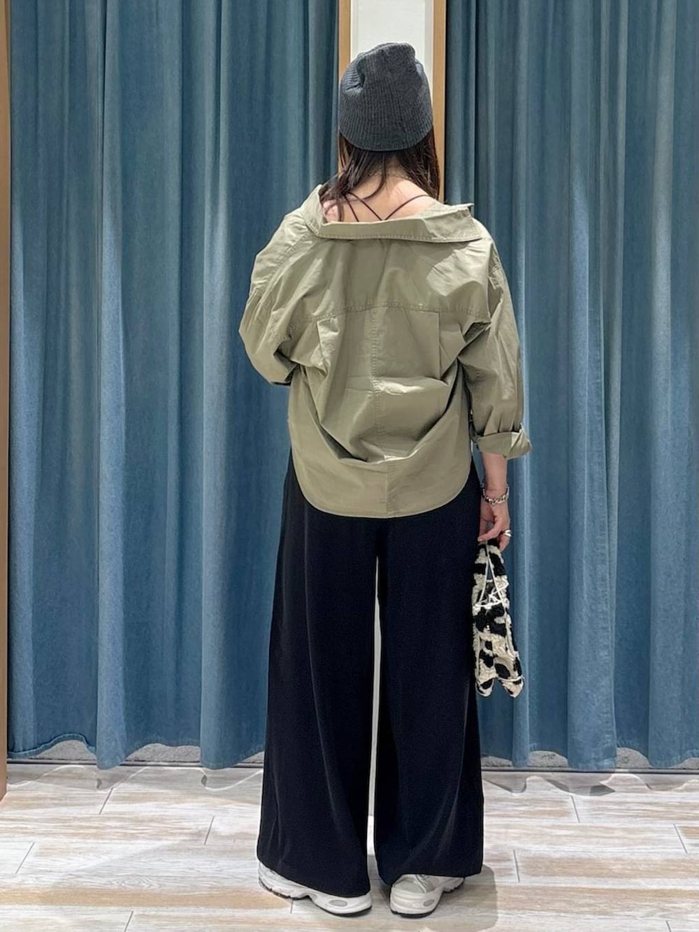 ブラック系のキャミソール、ブラック系のその他パンツ、グリーン系のシャツ/ブラウスを着用したレディースの秋コーディネートの3枚目の写真