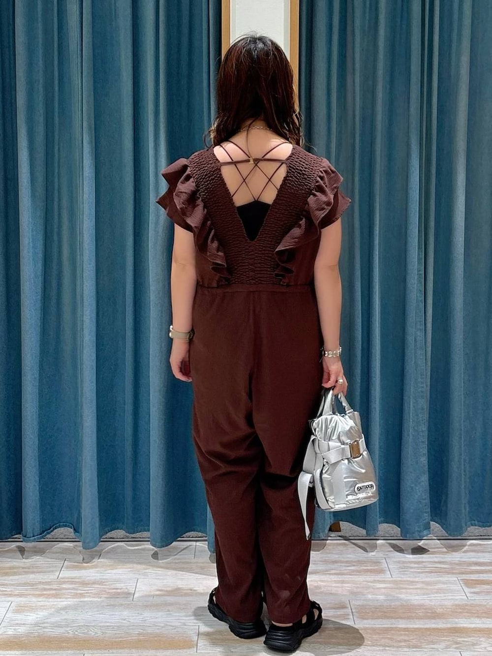 ブラック系のキャミソール、ブラック系のサンダル、シルバー系のショルダーバッグを着用したレディースの秋コーディネートの3枚目の写真