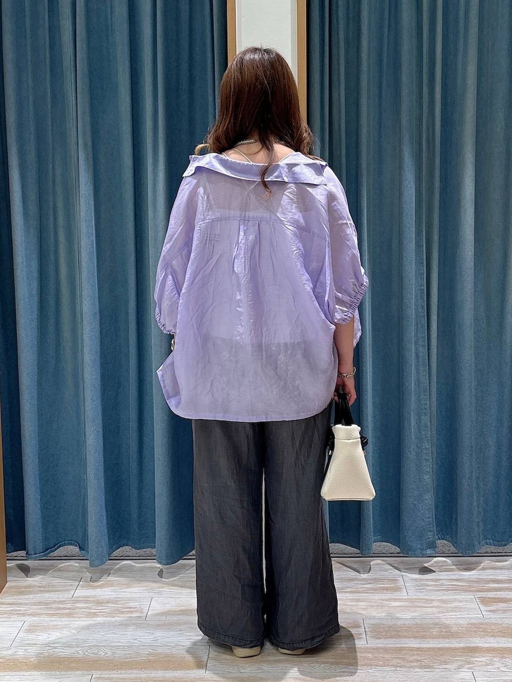 ブラック系のデニムパンツ、シルバー系のサンダル、ホワイト系のキャミソールを着用したレディースの夏コーディネートの3枚目の写真