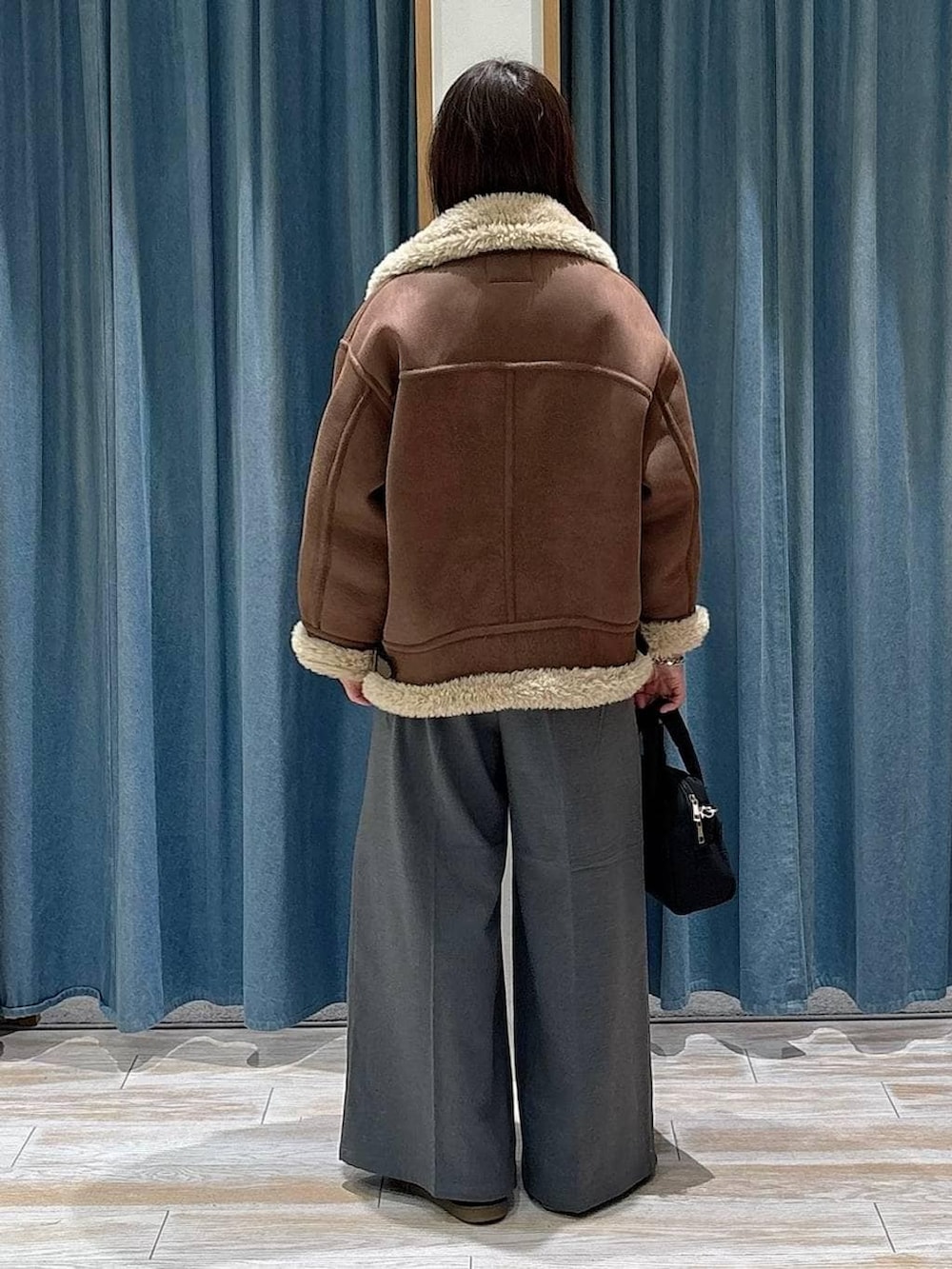 グレー系のその他パンツ、ブラック系のTシャツ/カットソー、ブラック系のスニーカーを着用したレディースの冬コーディネートの3枚目の写真