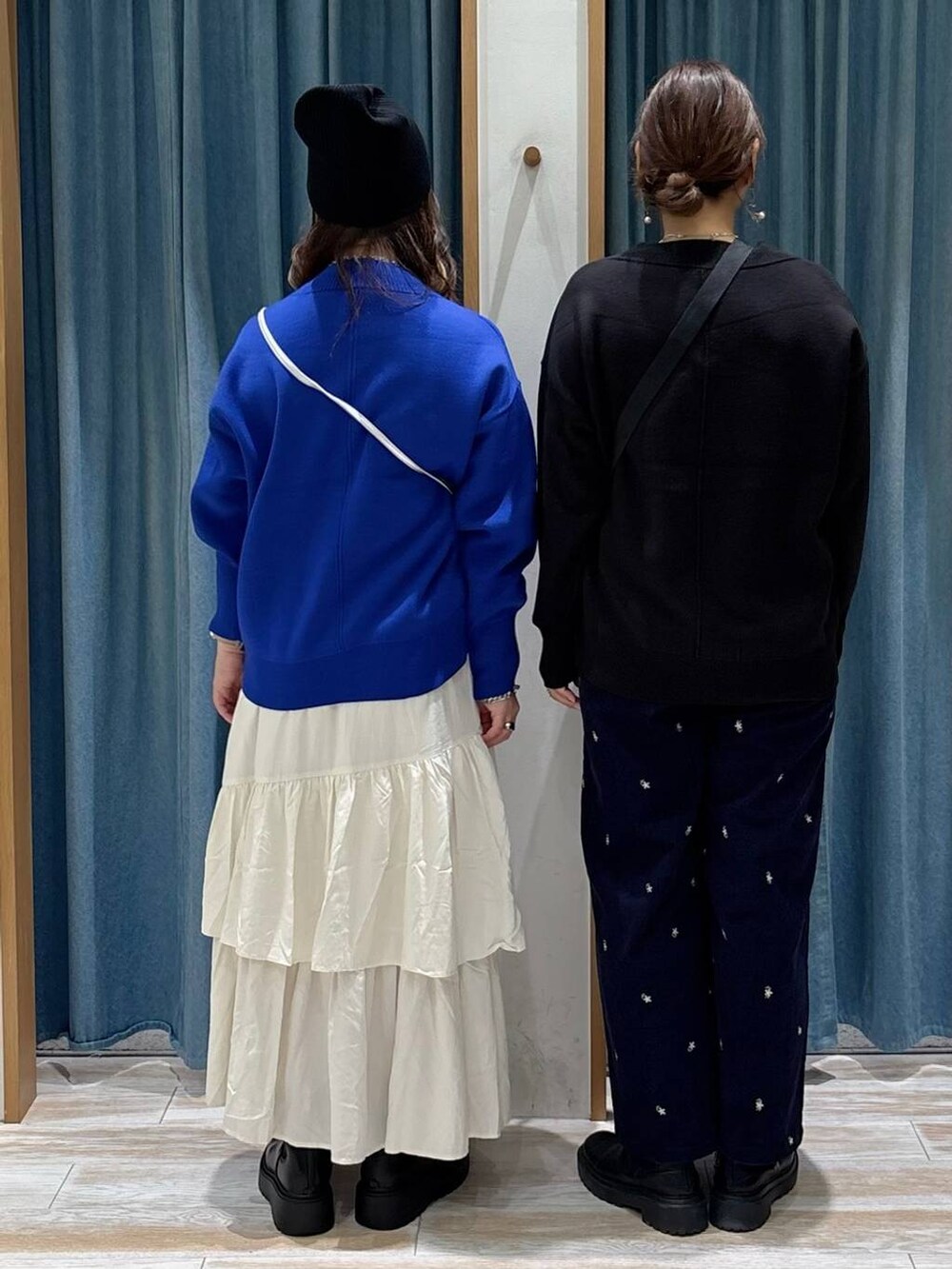 ブルー系のその他パンツ、ブラック系のブーツ、ブルー系のニット/セーターを着用したレディースの秋コーディネートの3枚目の写真