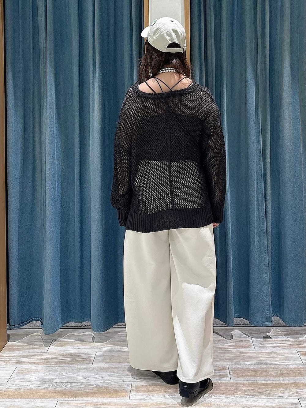 ブラウン系のショルダーバッグ、ホワイト系のその他パンツ、ブラック系のバレエシューズを着用したレディースの春コーディネートの3枚目の写真