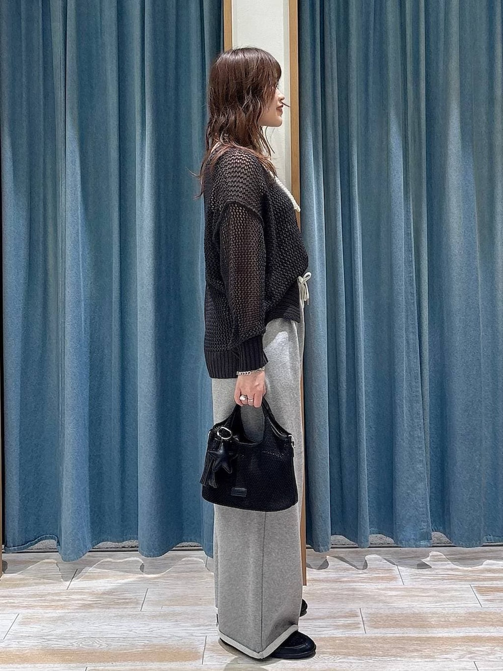 ブラック系のローファー、ブラック系のショルダーバッグ、ブラック系のキャミソールを着用したレディースの春コーディネートの2枚目の写真