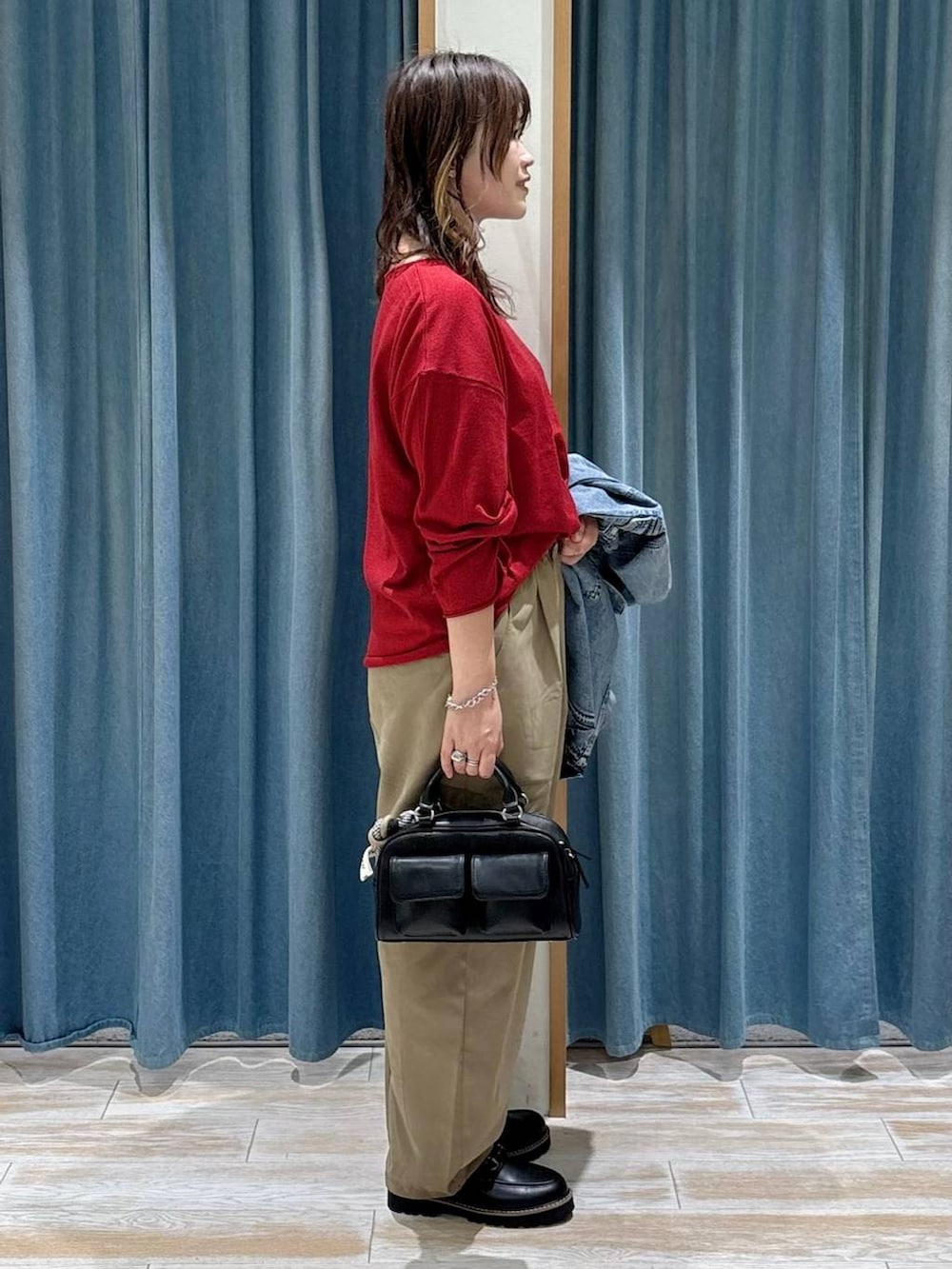 ブラック系のボストンバッグ、ブルー系のシャツ/ブラウス、ブラック系のローファーを着用したレディースの秋コーディネートの2枚目の写真