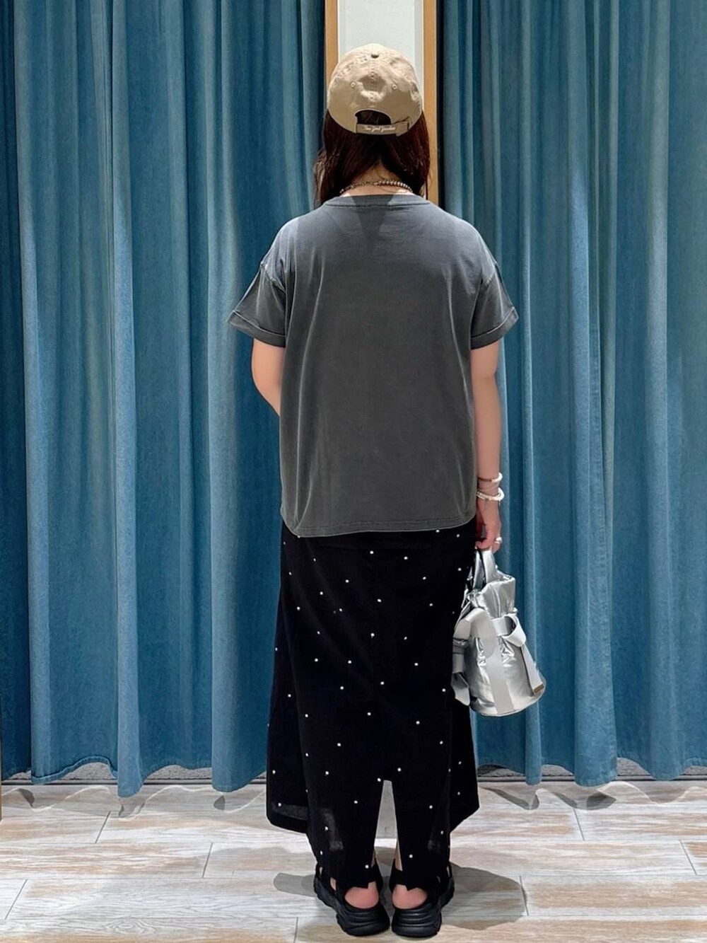 グレー系のTシャツ/カットソー、ブラック系のサンダル、シルバー系のショルダーバッグを着用したレディースの夏コーディネートの3枚目の写真