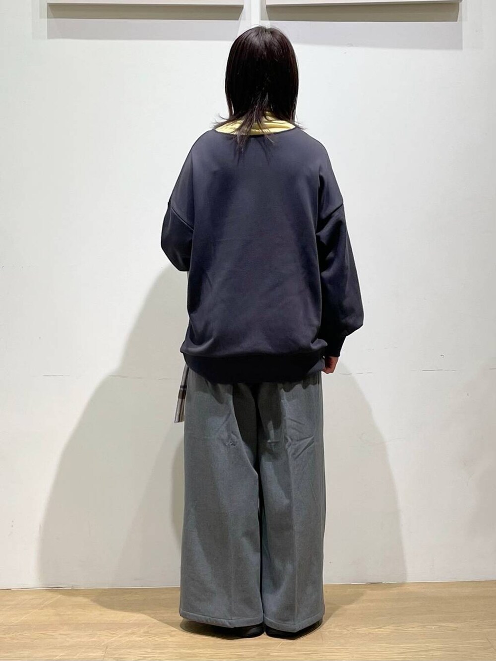 グリーン系のTシャツ/カットソー、ブラック系のブーツ、グレー系のその他パンツを着用したレディースの秋コーディネートの3枚目の写真