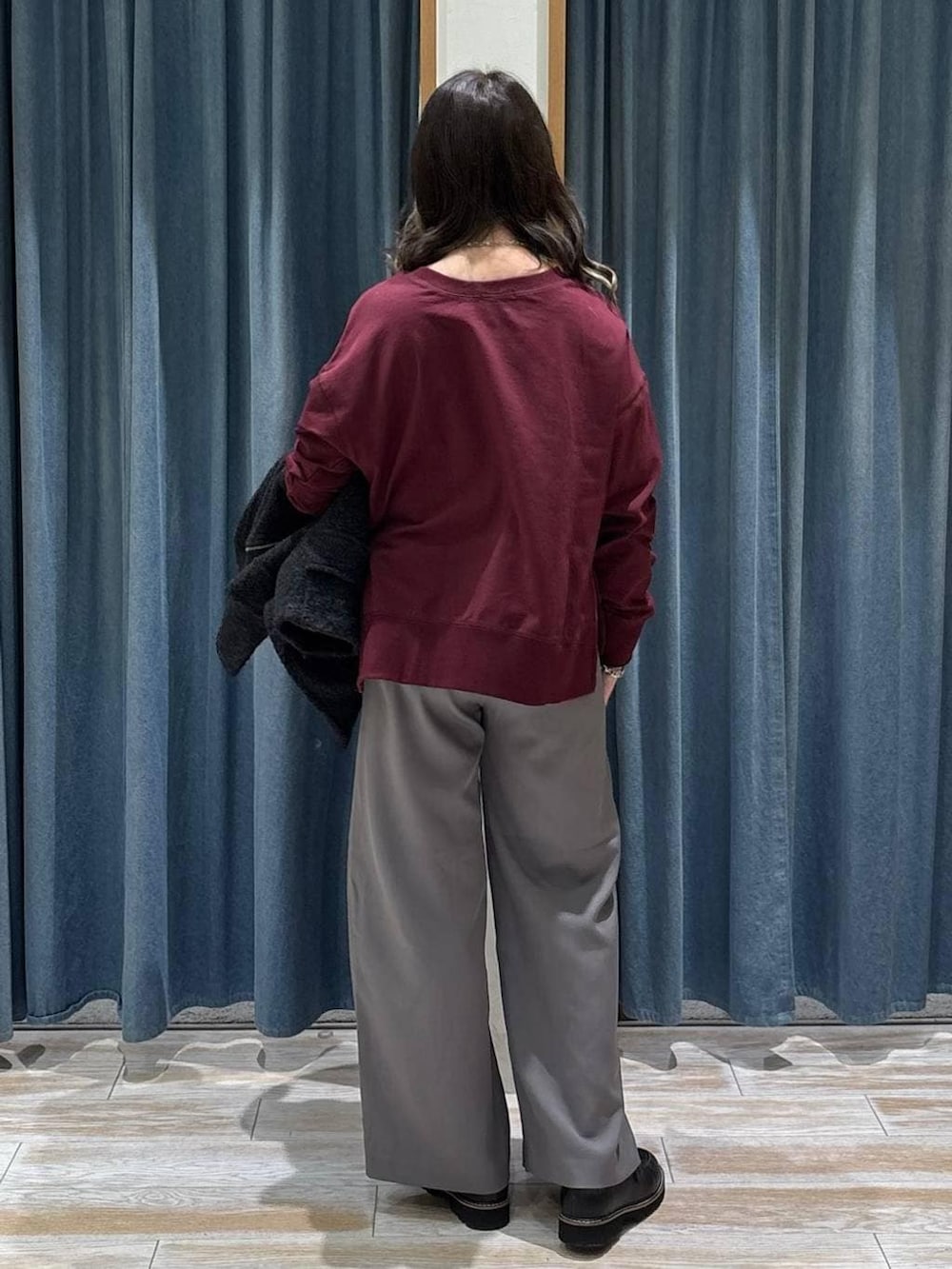 ブラック系のローファー、グレー系のその他パンツ、グレー系のその他アウターを着用したレディースの冬コーディネートの3枚目の写真