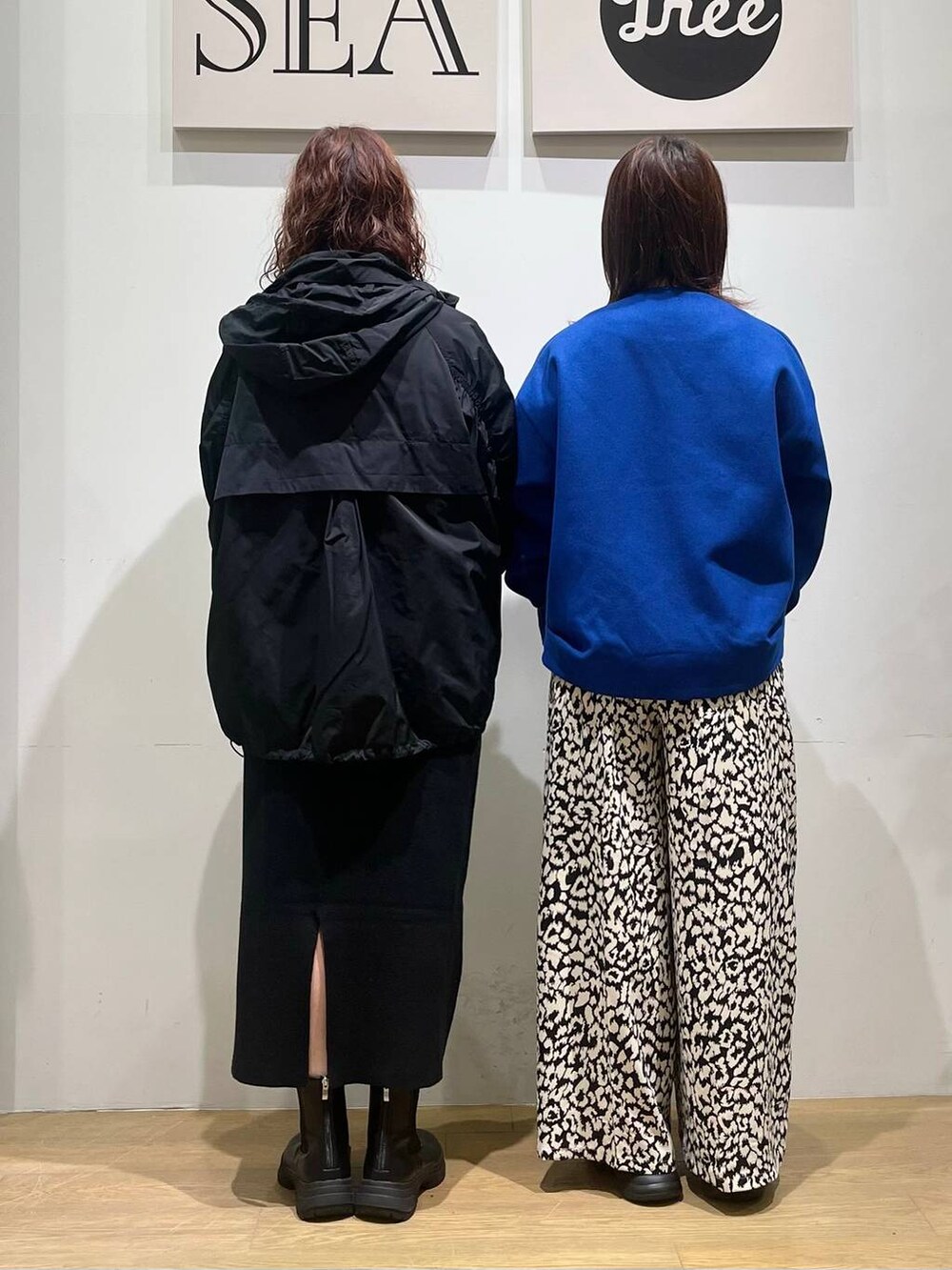 ブラック系のローファー、ブルー系のブルゾン、ブラック系のスカートを着用したレディースの秋コーディネートの3枚目の写真