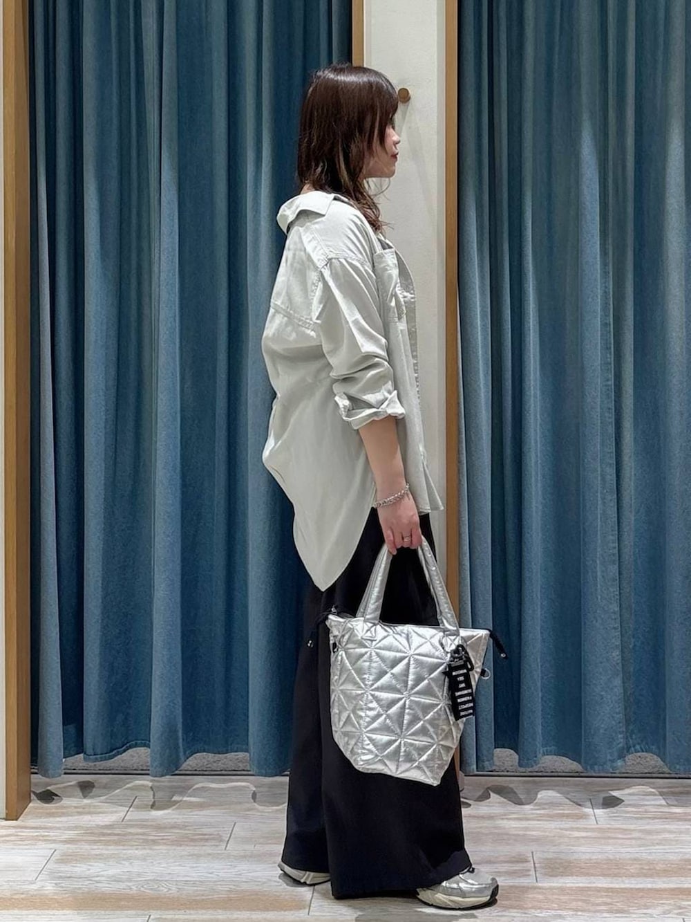 グレー系のシャツ/ブラウス、シルバー系のトートバッグ、グレー系のその他パンツを着用したレディースの春コーディネートの2枚目の写真