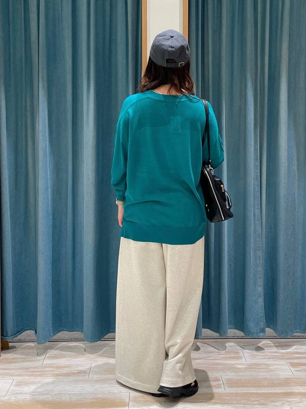 グリーン系のカーディガン/ボレロ、ベージュ系のスウェットパンツ、ブラック系のサンダルを着用したレディースの春コーディネートの3枚目の写真