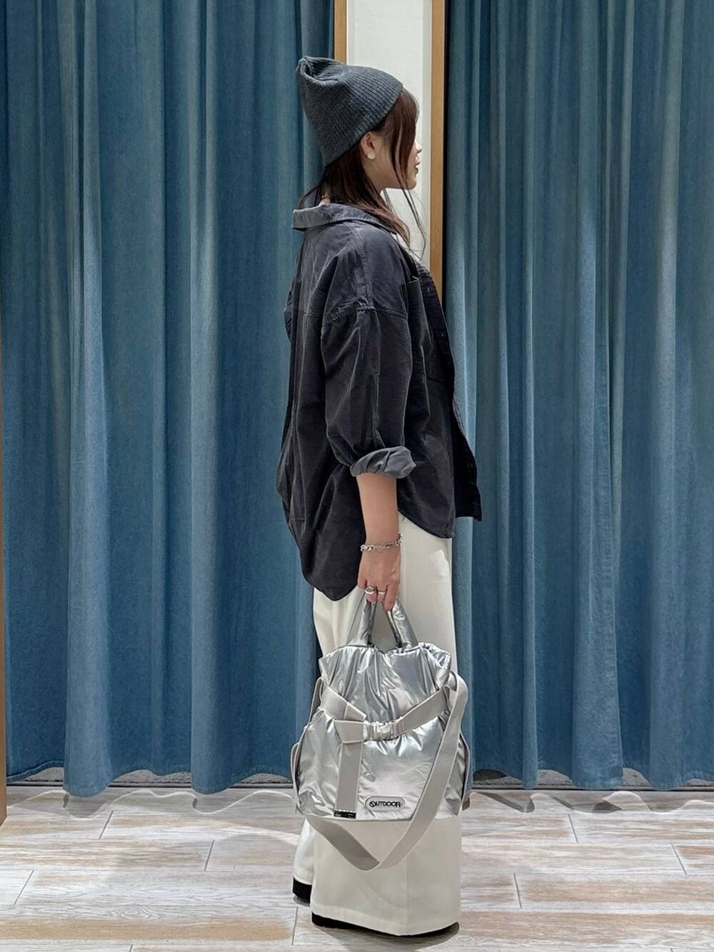 ブラック系のキャミソール、シルバー系のトートバッグ、ベージュ系のその他パンツを着用したレディースの秋コーディネートの2枚目の写真