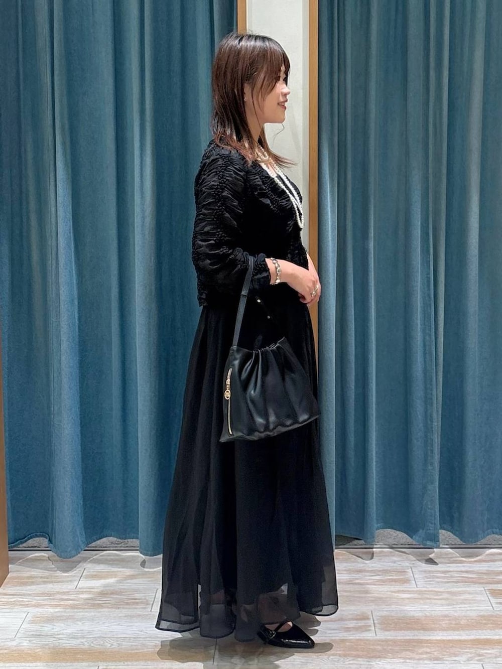 ブラック系のキャミソール、ブラック系のスカート、ブラック系のその他シューズを着用したレディースの秋コーディネートの2枚目の写真