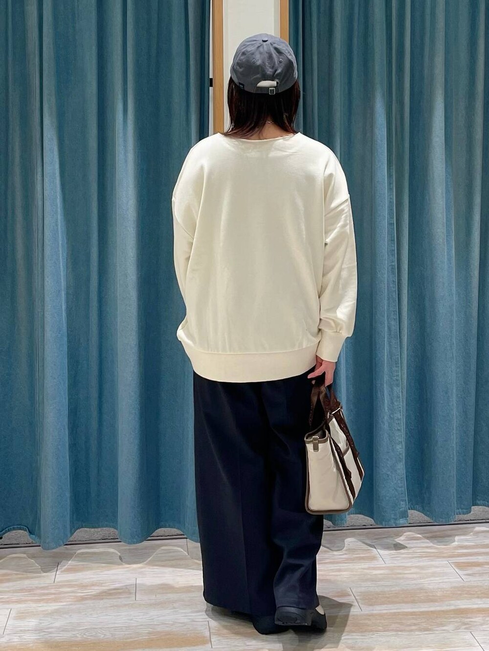 ホワイト系のブーツ、ブラック系のその他パンツ、ホワイト系のスウェットを着用したレディースの冬コーディネートの3枚目の写真