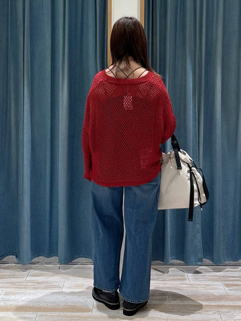 ブラック系のキャミソール、ホワイト系のトートバッグ、ブラック系のローファーを着用したレディースの秋コーディネートの3枚目の写真