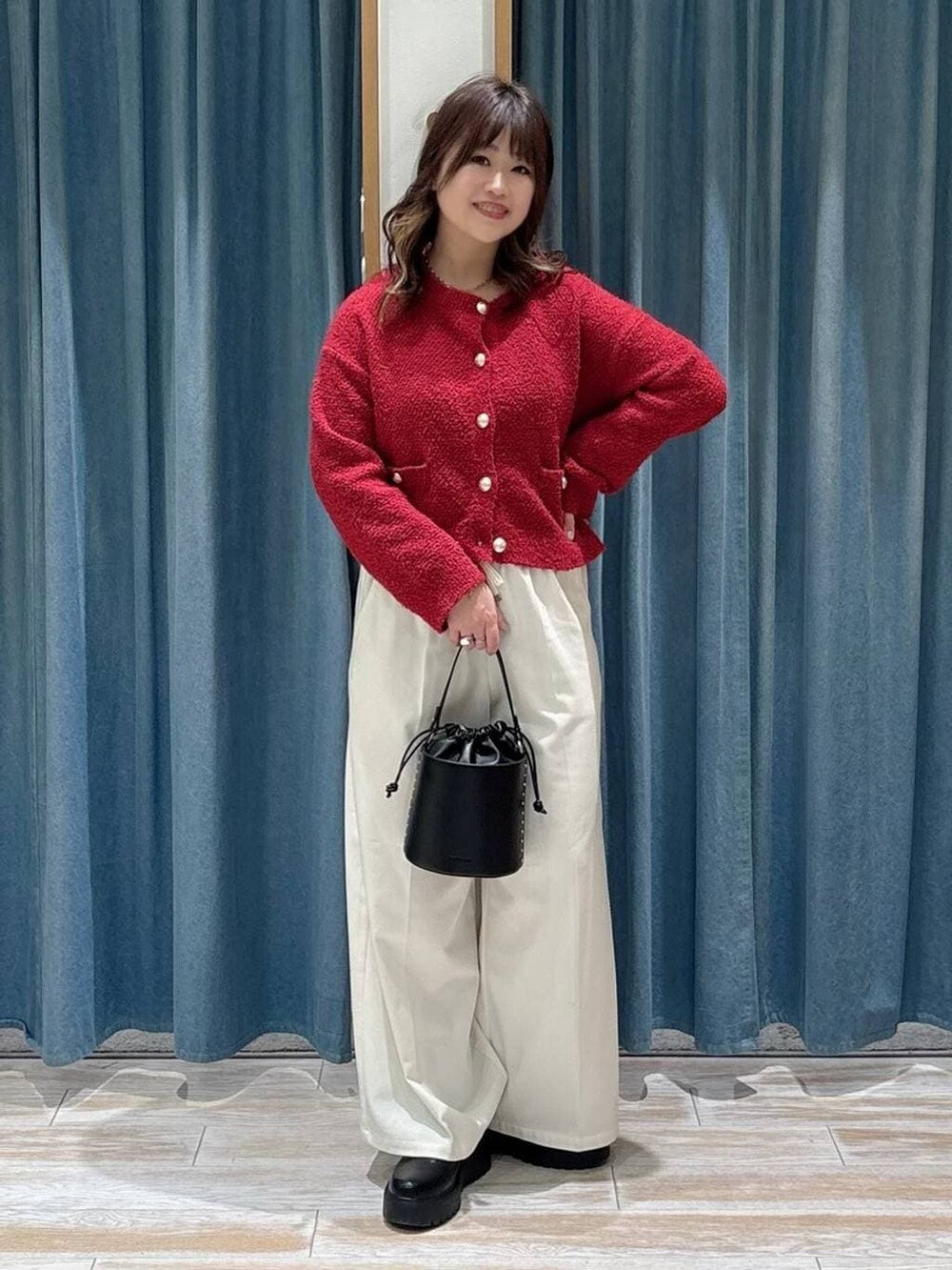 ベージュ系のその他パンツ、ブラック系のブーツ、ブラック系のハンドバッグを着用したレディースの冬コーディネートの4枚目の写真