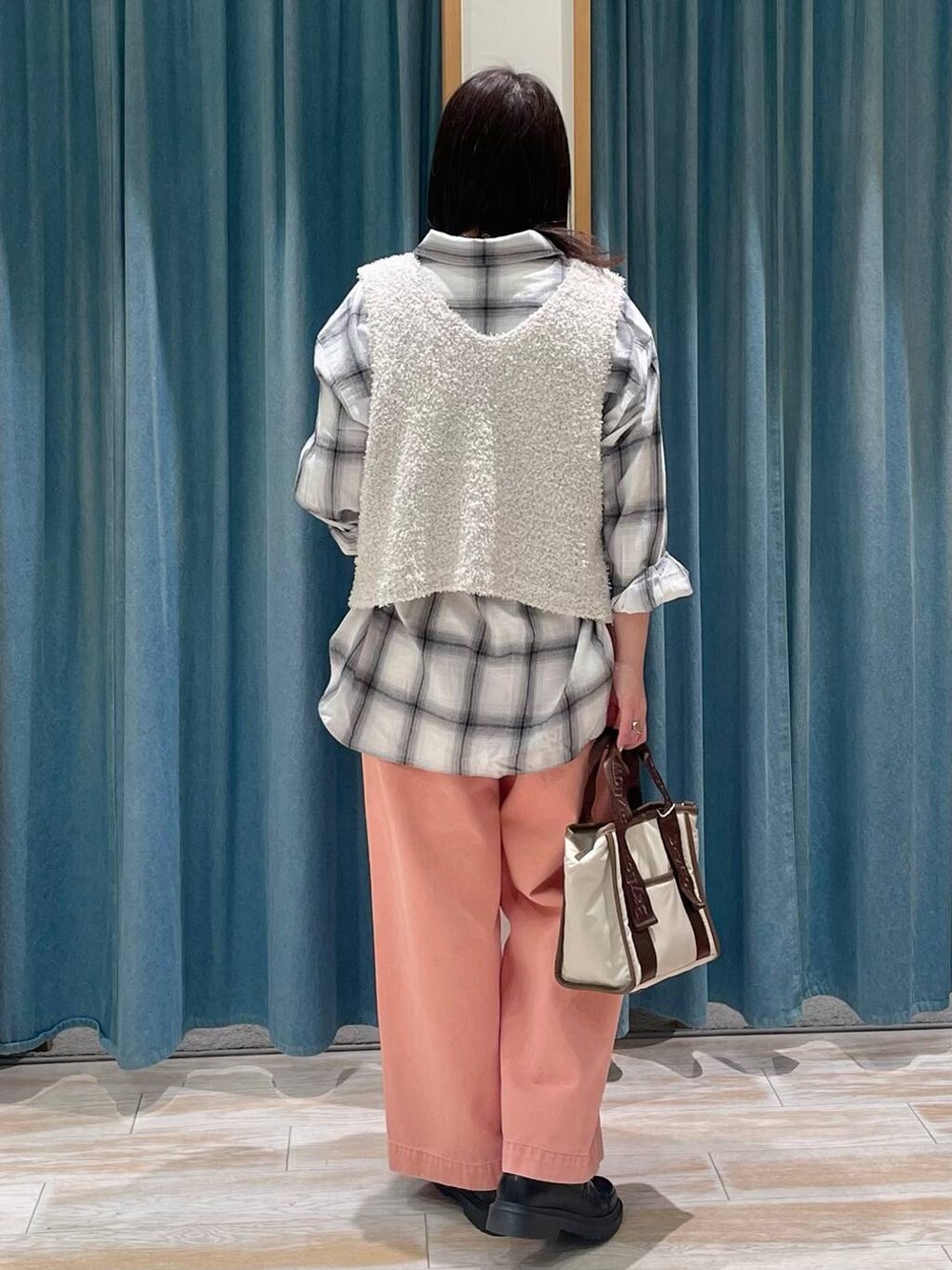 その他のローファー、ベージュ系のトートバッグ、ピンク系のデニムパンツを着用したレディースの冬コーディネートの3枚目の写真