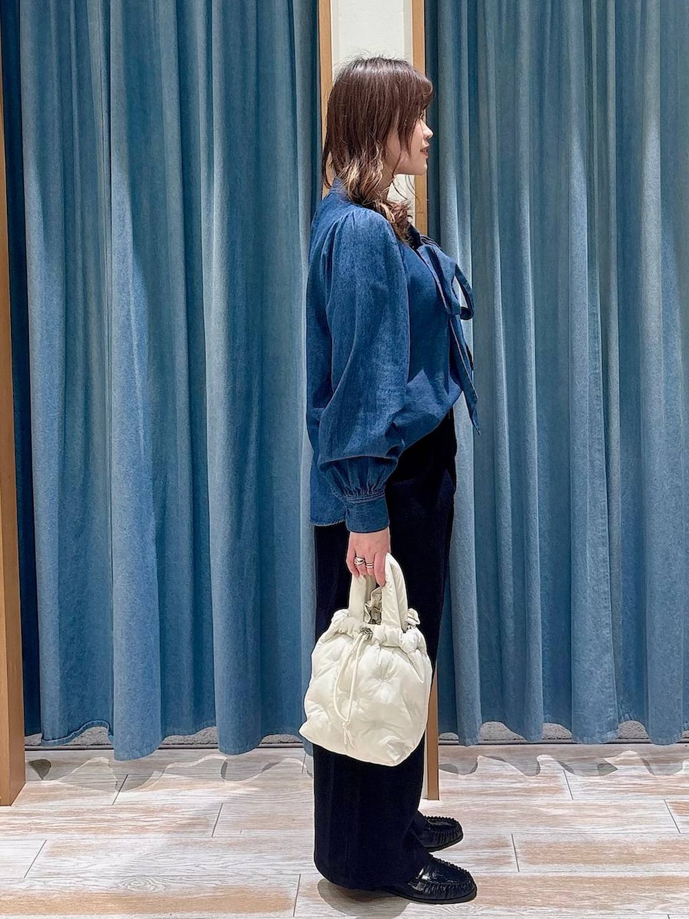 ホワイト系のショルダーバッグ、ブラック系のローファー、ブラック系のその他パンツを着用したレディースの春コーディネートの2枚目の写真