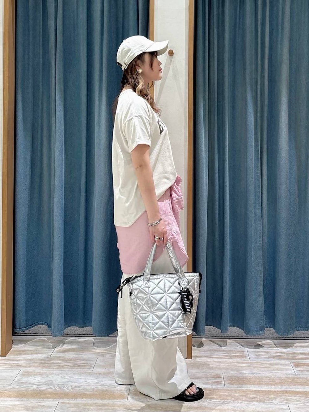 ピンク系のシャツ/ブラウス、ホワイト系のTシャツ/カットソー、ベージュ系のその他パンツを着用したレディースの春コーディネートの2枚目の写真