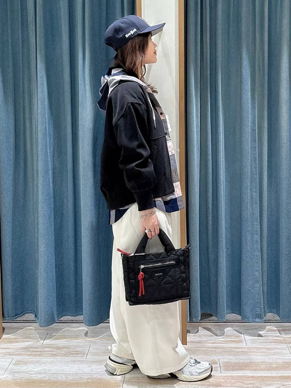 ブラック系のショルダーバッグ、ベージュ系のその他パンツ、ブルー系のシャツ/ブラウスを着用したレディースの冬コーディネートの2枚目の写真