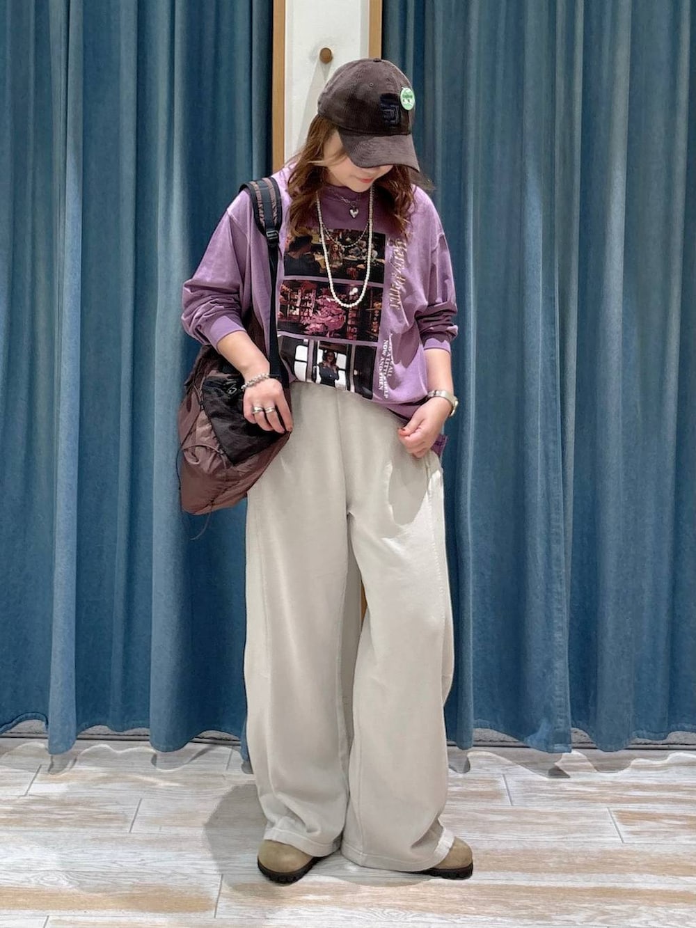ベージュ系のその他シューズ、ブラウン系のバックパック/リュック、パープル系のTシャツ/カットソーを着用したレディースの秋コーディネートの4枚目の写真