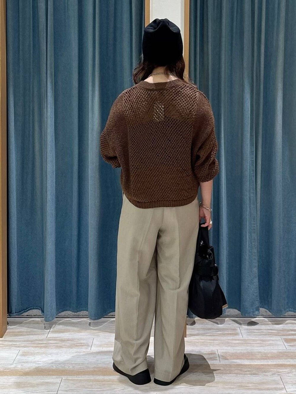 ブラック系のキャミソール、ブラック系のトートバッグ、ベージュ系のその他パンツを着用したレディースの秋コーディネートの3枚目の写真