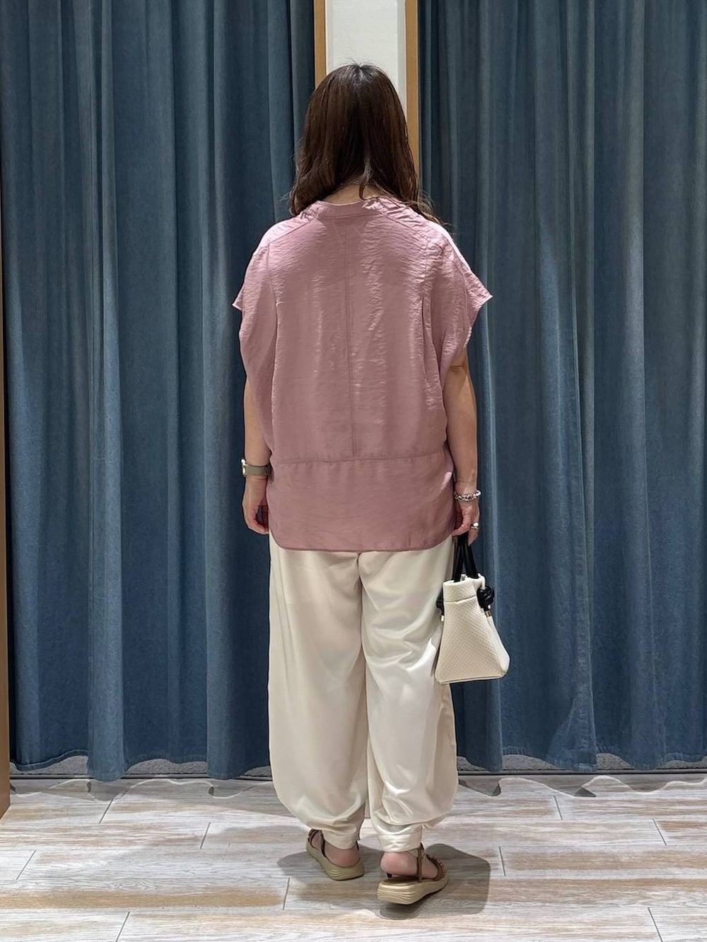 ベージュ系のその他パンツ、ピンク系のシャツ/ブラウス、ゴールド系のサンダルを着用したレディースの夏コーディネートの3枚目の写真