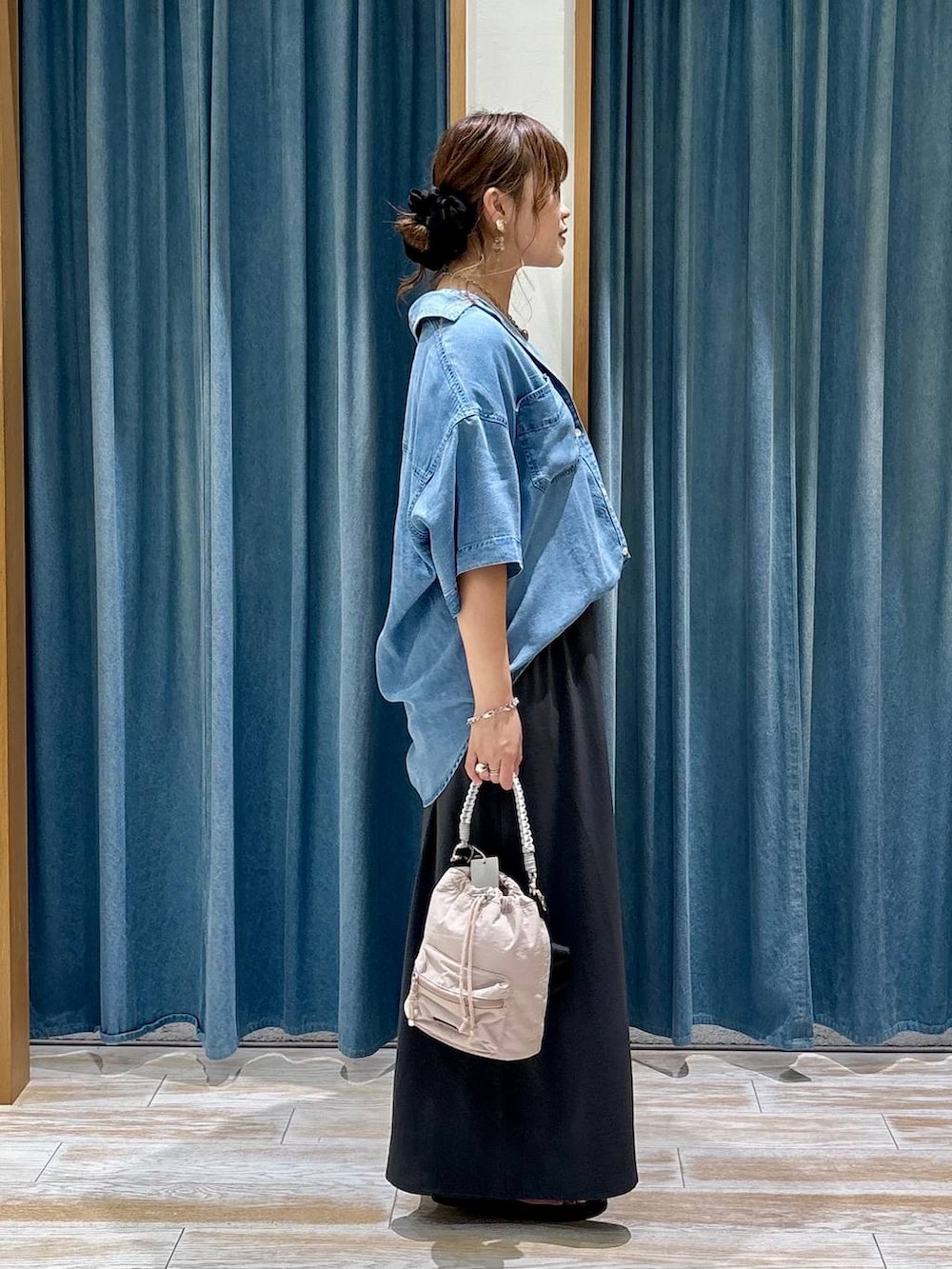 ブルー系のシャツ/ブラウス、ピンク系のショルダーバッグ、ブラック系のサンダルを着用したレディースの夏コーディネートの2枚目の写真